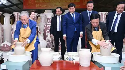 Токаев сделал керамическую вазу во Вьетнаме 