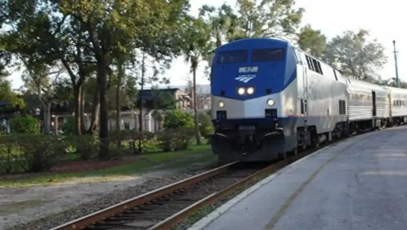 В США скоростной поезд рухнул с моста на проезжую часть, есть пострадавшие