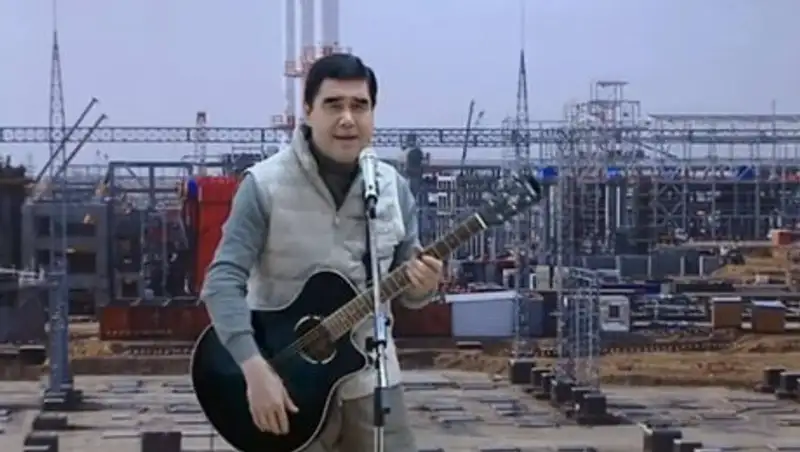 Президент Туркменистана спел под гитару перед избирателям