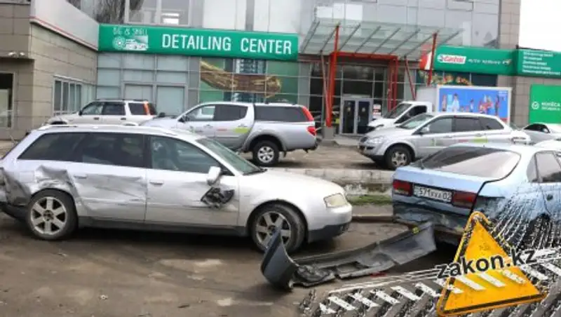 В Алматы водитель VW Golf снес припаркованные "в кармане" машины