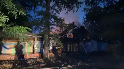 Крупный пожар произошел в заброшенном здании в Шымкенте, фото - Новости Zakon.kz от 24.06.2023 10:59