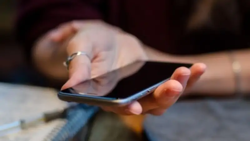 В Усть-Каменогорске военнослужащий отдал знакомой айфон, а потом обвинил девушку в краже