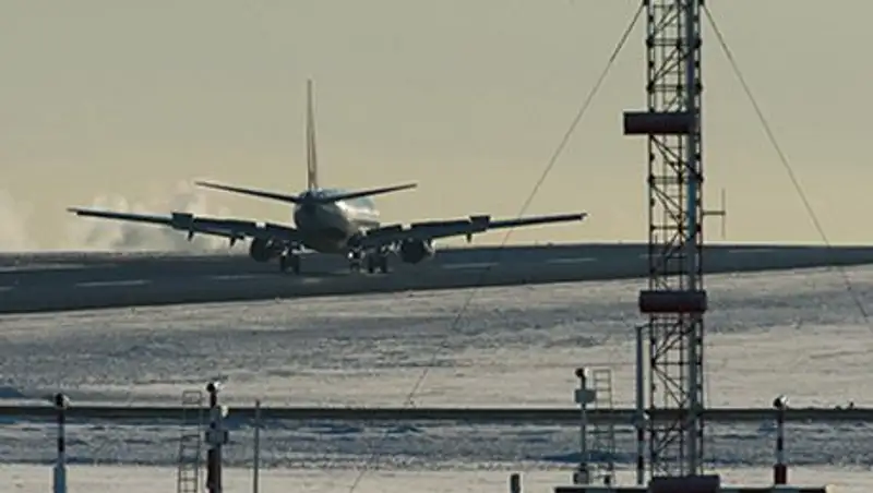 Пассажирский лайнер совершил аварийную посадку во Внуково