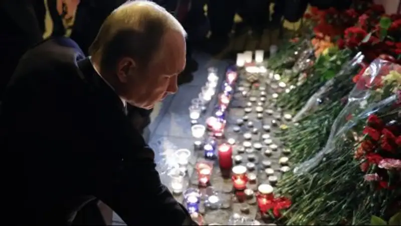 Путин возложил цветы у станции метро Петербурга, где произошёл взрыв