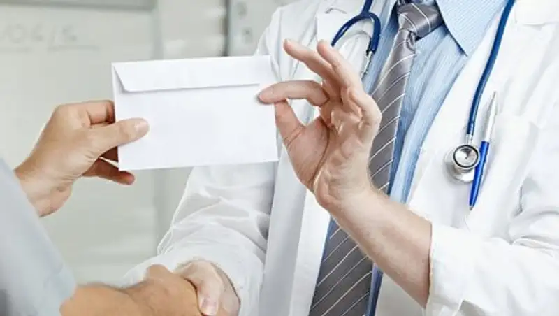 В Атырау судебного эксперта взяли под домашний арест за взятку в 20 тыс. долларов