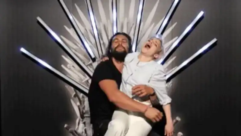 Кхал Дрого и Дейенерис снова вместе. Актёры сериала оттянулись на Железном троне