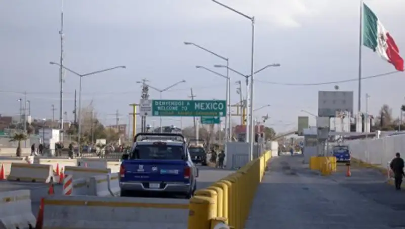 На границе США и Мексики влюбленные сыграли свадьбу