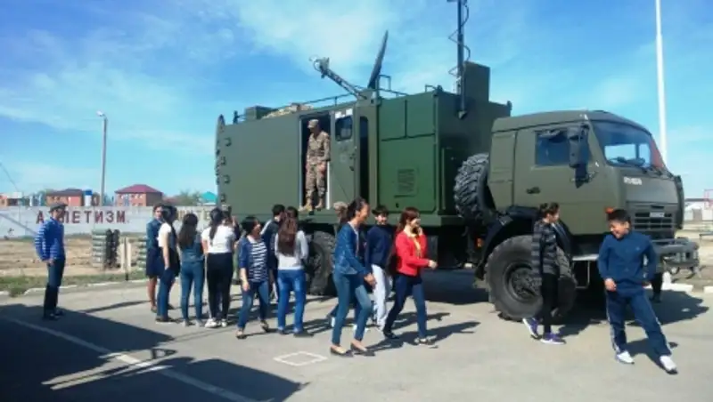 Достижения в боевой подготовке военнослужащие ВС РК показали школьникам