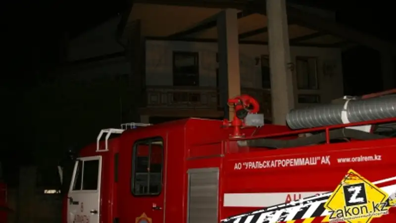 Двухэтажное административное здание горело минувшей ночью в Алматы