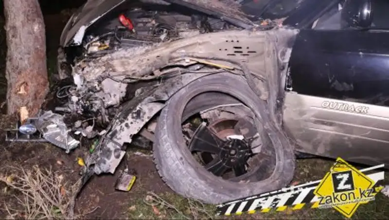 «Субару» с нетрезвой компанией раздавил светофор и воткнулся в елку