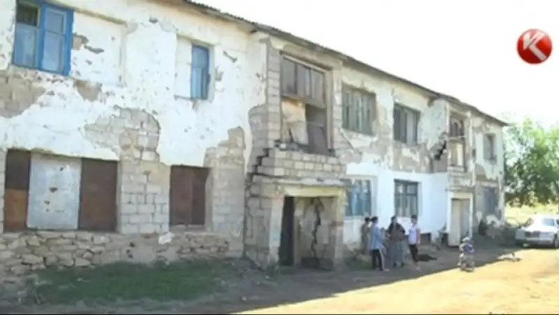 Баянаульские матери-одиночки живут в полувековом здании, которое вот-вот рухнет