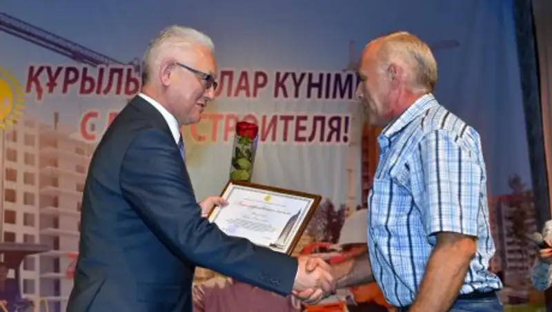 Аким СКО Е.Султанов поздравил строителей региона с профессиональным праздником