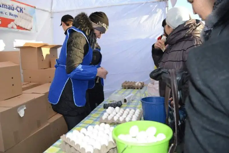 Жители Петропавловска выстраивались в очередь за яйцами, фото - Новости Zakon.kz от 10.11.2013 20:13