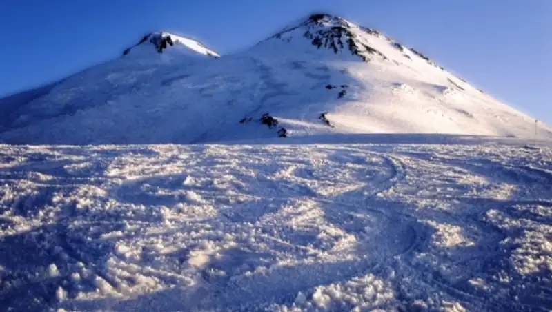 На Эльбрусе спасатели ищут альпиниста, провалившегося в трещину ледника