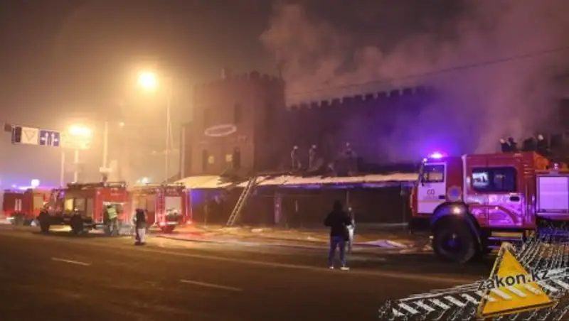 В Алматы загорелся супермаркет, с огнем боролись 50 пожарных
