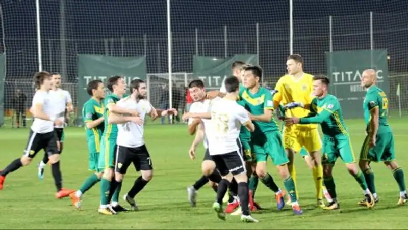 Футболисты "Тобола"  и "Анжи" подрались на поле во время матча