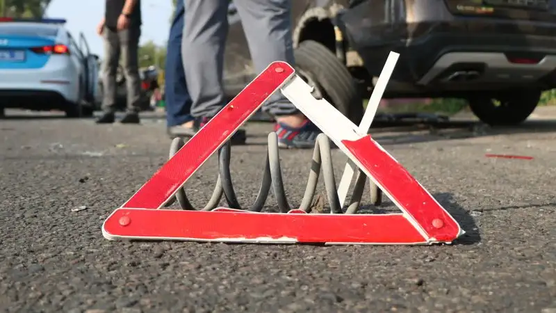 "Наехал прямо на детей": очевидец рассказала о ДТП на остановке в Алматинской области