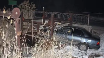 Авто влетело в конструкцию для забора воды в Жетысуской области , фото - Новости Zakon.kz от 30.01.2023 11:34