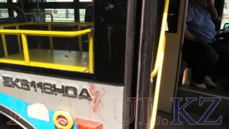 В Алматы пьяный вандал устроил погром в автобусе