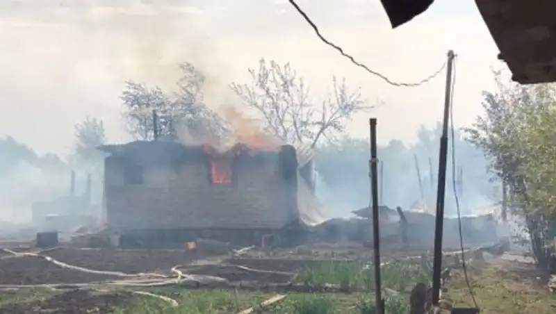 Крупный пожар произошел в одном из дачных массивов Астаны