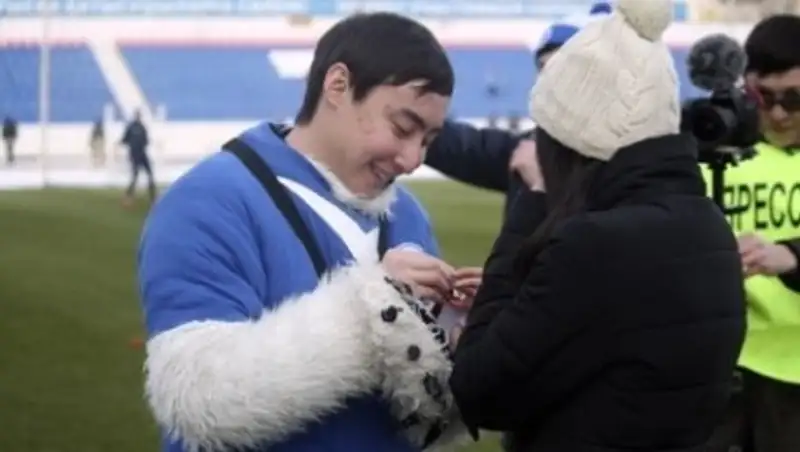 Казахстанский футболист сделал предложение руки и сердца на матче «Иртыш» — «Акжайык»