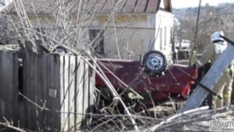 Объезжая кошку, блондинка на Lacetti сделала кульбит и снесла столб с забором