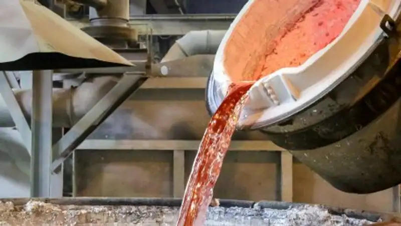 На Казахстанском электролизном заводе впервые отгрузили жидкий алюминий