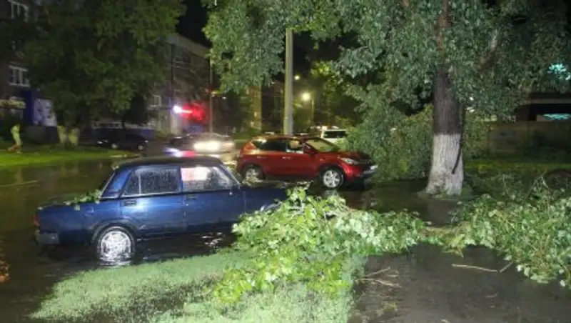 Усть-Каменогорск вот уже вторые сутки восстанавливается после стихии