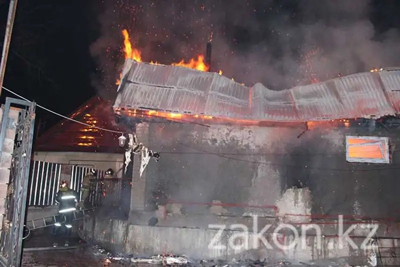 В Алматы сгорела сауна, располагавшаяся на территории частного дома (фото) В Алматы сгорела сауна, располагавшаяся на территории частного дома (фото), фото - Новости Zakon.kz от 29.11.2013 16:52