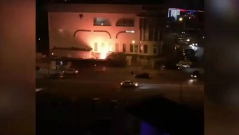 Огонь возле ТРЦ в Актау сняли на видео