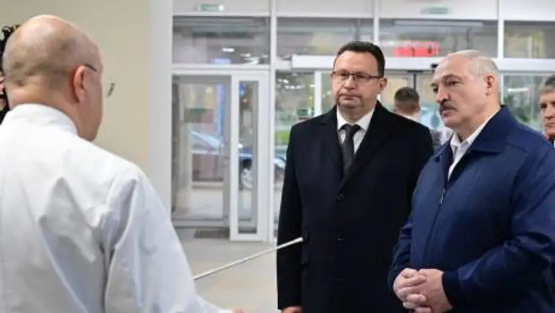 "Куда угодно уколемся" - Лукашенко готов вакцинироваться от коронавируса