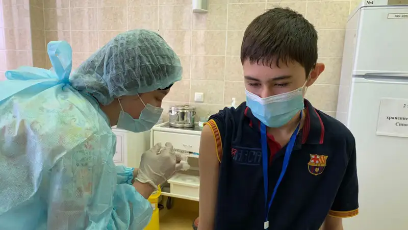 Сын главы горздрава Нур-Султана привился Pfizer