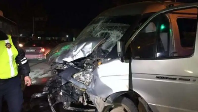 Пассажиры вылетали из окон: в Шымкенте столкнулись автобус и маршрутка