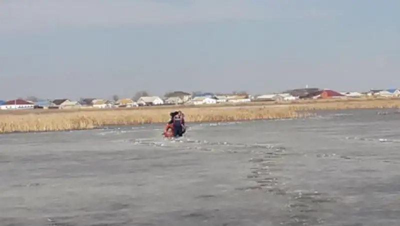 В Атырауской области четверо детей провалились под лед