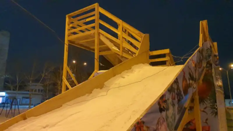 Чтобы дети не катались бесплатно, горку в Караганде обмотали проволокой