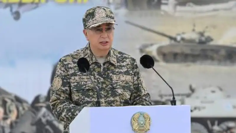 Токаев посетил военные учения в Мангистау