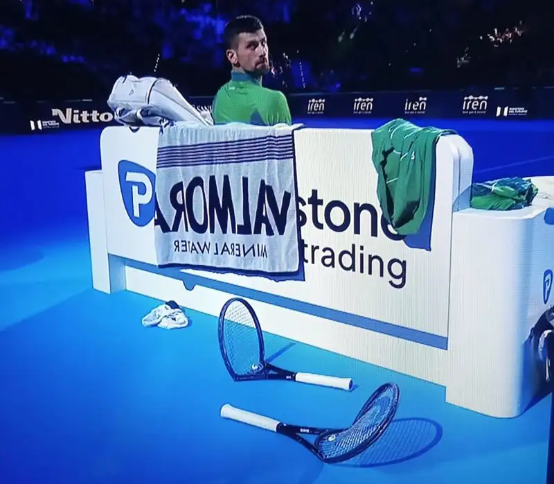 Во время отдыха Джокович не справился с эмоциями и растоптал сразу две ракетки., ##imageAlt## 