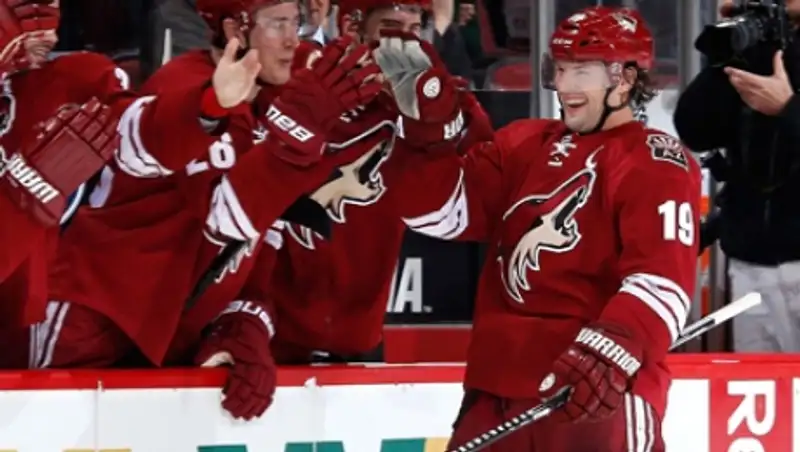 В НХЛ хоккеист забросил шайбу сломанной клюшкой