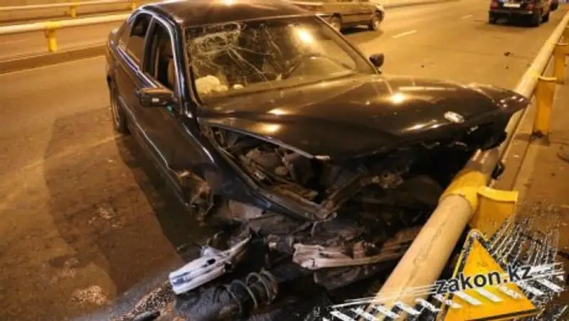 В Алматы BMW спровоцировал серьезное ДТП