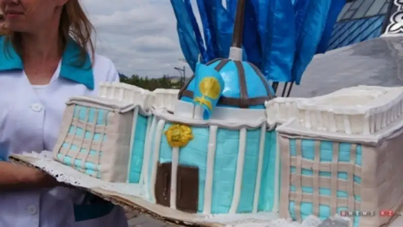 В Темиртау ко Дню столицы испекли гигантский торт