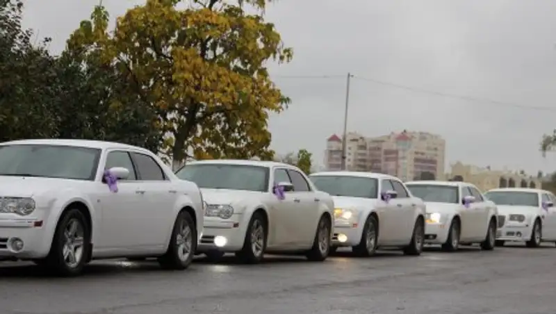 Полиция Алматы оштрафовала водителей очередного свадебного кортежа