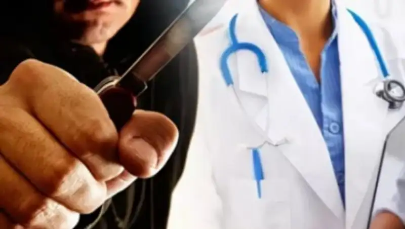 Семейного врача в Актобе ударили ножом в живот на рабочем месте