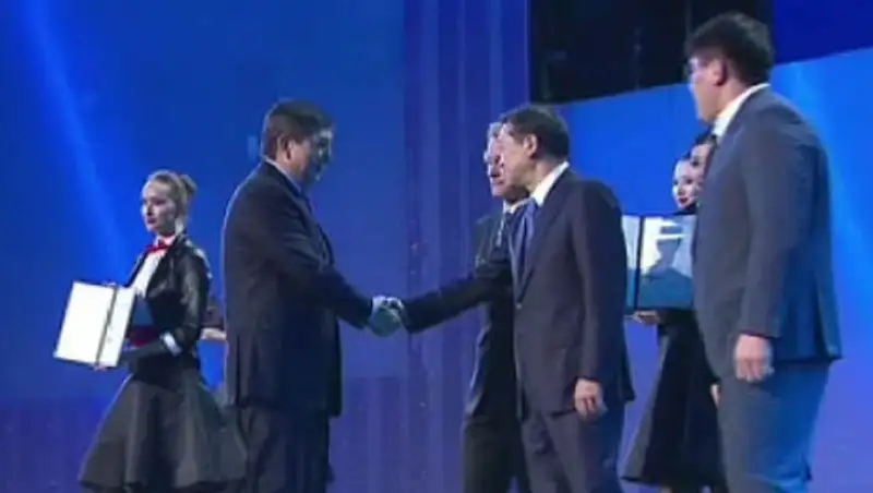 Серик Ахметов вручил лучшим предприятиям страны специальные премии