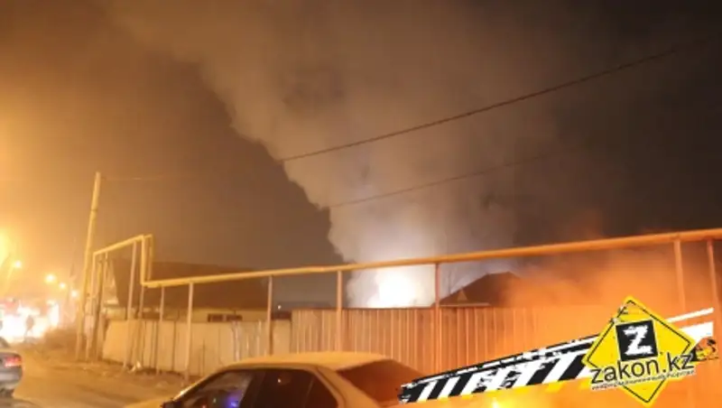Частный дом сгорел минувшей ночью в одном из микрорайонов Алматы