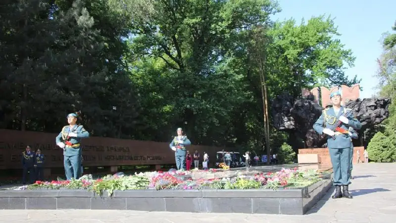Вечный огонь 9 мая Алматы, фото - Новости Zakon.kz от 09.05.2022 13:43