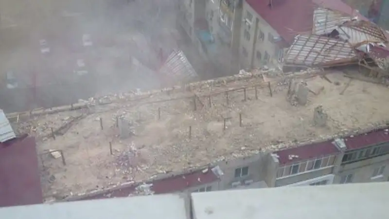 Ветер сносит крыши и вырывает окна в домах в Атырауской области