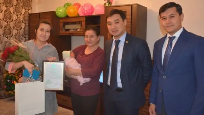 Астанчанка первой получила свидетельство о рождении ребенка с помощью SMS