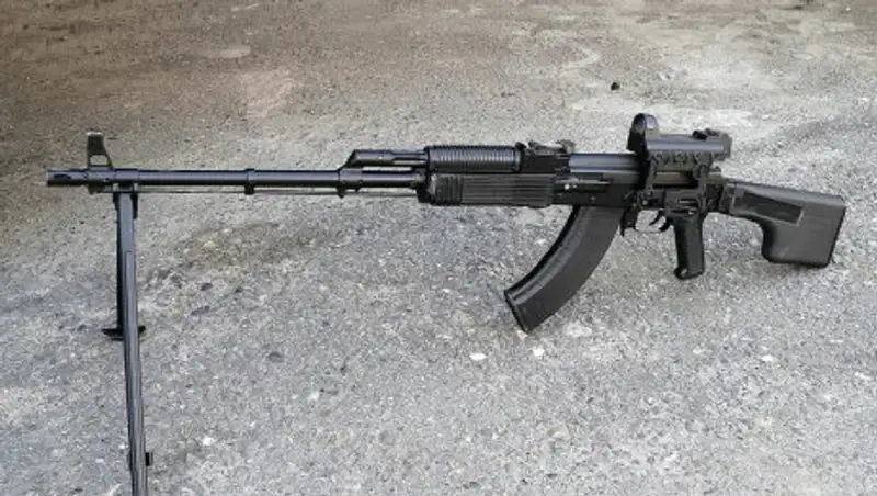 Пьяный мужчина разъезжал по городу с пулеметом "Калашникова" в багажнике