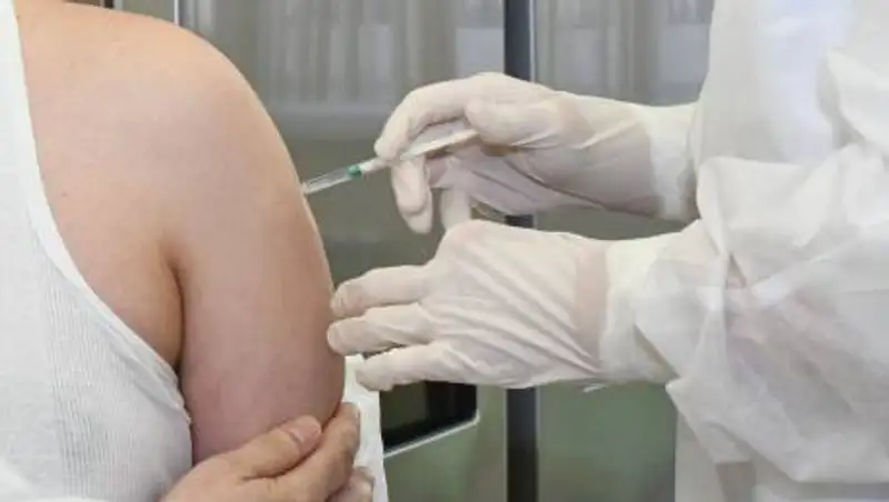 Утверждение о том, что нельзя мочить место прививки от COVID-19 – миф