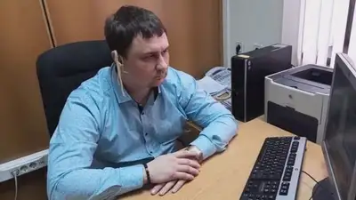 депутат слушает Путина с лапшой на ушах, фото - Новости Zakon.kz от 17.03.2023 09:48